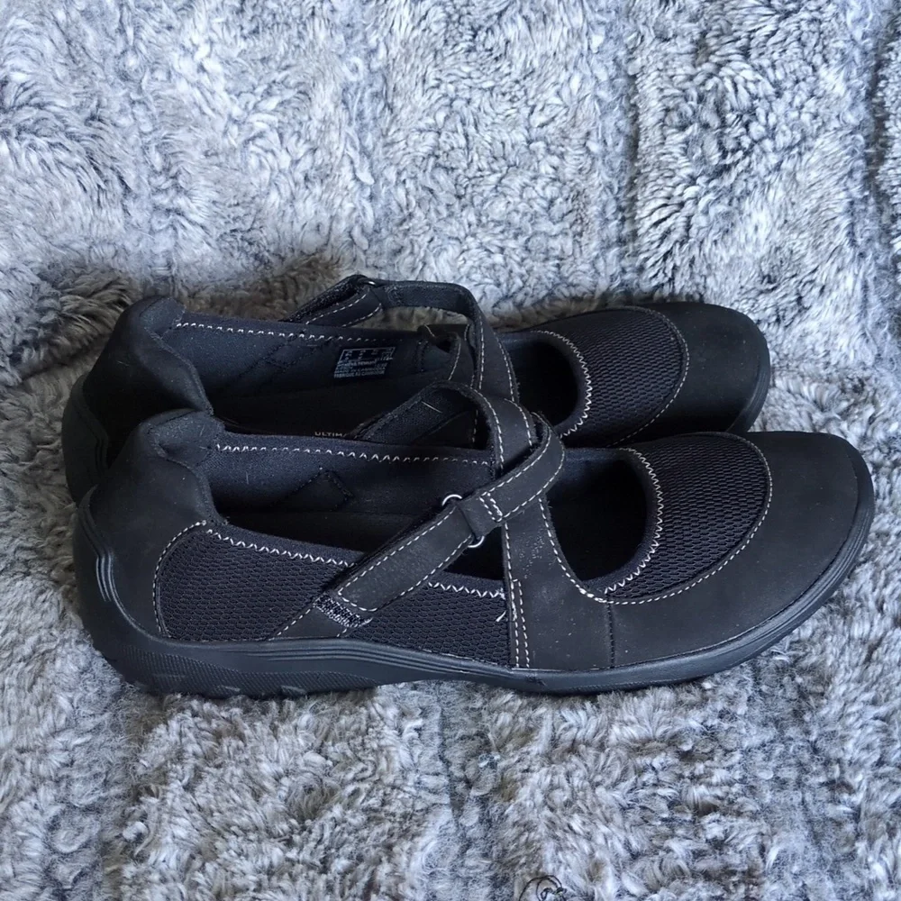 Clarks Black Flats with Rounded Toe and Comfortable Slip-On Design​ - Picture 4 of 7